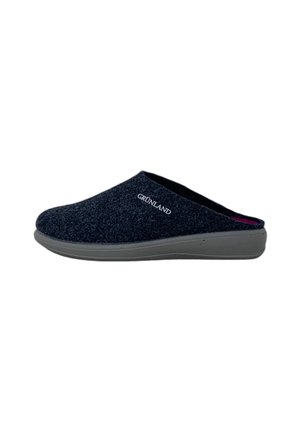 Pantofole slip-on in feltro grigio scuro con punta arrotondata, tacco basso e logo "GRÜNLAND" bianco. Texture morbida e suola in gomma modellata per il massimo comfort.