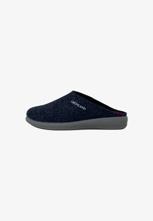 Pantofole slip-on in feltro grigio scuro con punta arrotondata, tacco basso e logo "GRÜNLAND" bianco. Texture morbida e suola in gomma modellata per il massimo comfort.