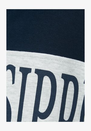 Marineblaues und hellgraues kurzärmliges Hemd mit auffälligem, dunkelblauem Text. Weicher, glatter Baumwollstoff mit einem kontrastierenden, horizontalen Streifen.