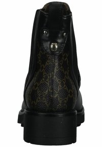 Bottine en cuir noir avec un côté en textile marron à motifs, détail en métal argenté et une épaisse semelle noire. Construction robuste.