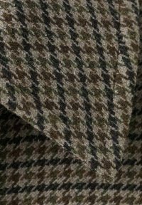 Tejido de tweed con un patrón de pie de gallo en tonos terrosos de marrón, beige y verde, con una superficie texturada y suave.
