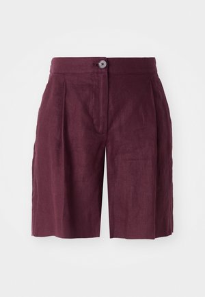 Burgunderfargede linshorts med tilpasset passform, som har knaplukking, frontfolder og sidelommer, glatt tekstur og kne-lengdes design.