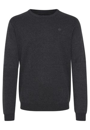 Maglione a maglia grigio scuro con scollatura rotonda, polsini e orlo a coste, caratterizzato da un piccolo logo sul petto. Tessuto morbido con una vestibilità classica.