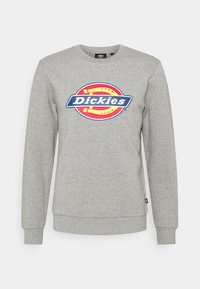Sudadera gris de manga larga con puños y dobladillo acanalados, que presenta un gran logo de Dickies en rojo, amarillo y azul en la parte delantera.