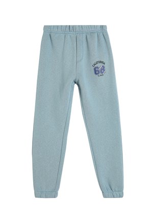 Pantalones de chándal azul claro con cintura elástica, tobillos ajustados y un logotipo impreso "California 68" en el muslo izquierdo. Textura de tela suave.