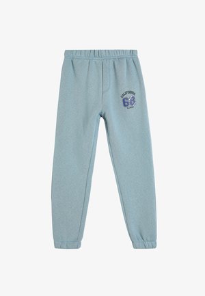 Pantalones de chándal azul claro con cintura elástica, tobillos ajustados y un logotipo impreso "California 68" en el muslo izquierdo. Textura de tela suave.