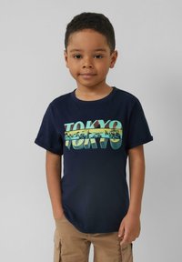 Marineblauwe T-shirt met "TOKYO" grafiek met horizontale lijnen en een stadsbeeld ontwerp. Korte mouwen en zachte katoen stof.