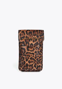 Pochette in finta pelle con stampa leopardata, dotata di chiusura a pattina magnetica e logo impresso nella parte superiore. Presenta una forma rettangolare elegante.