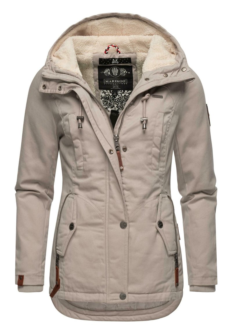 Lichtbeige parka met een fleece-voering in de capuchon, ritssluiting en drukknoopsluitingen, meerdere zakken en leren accenten. Zachte textuur.