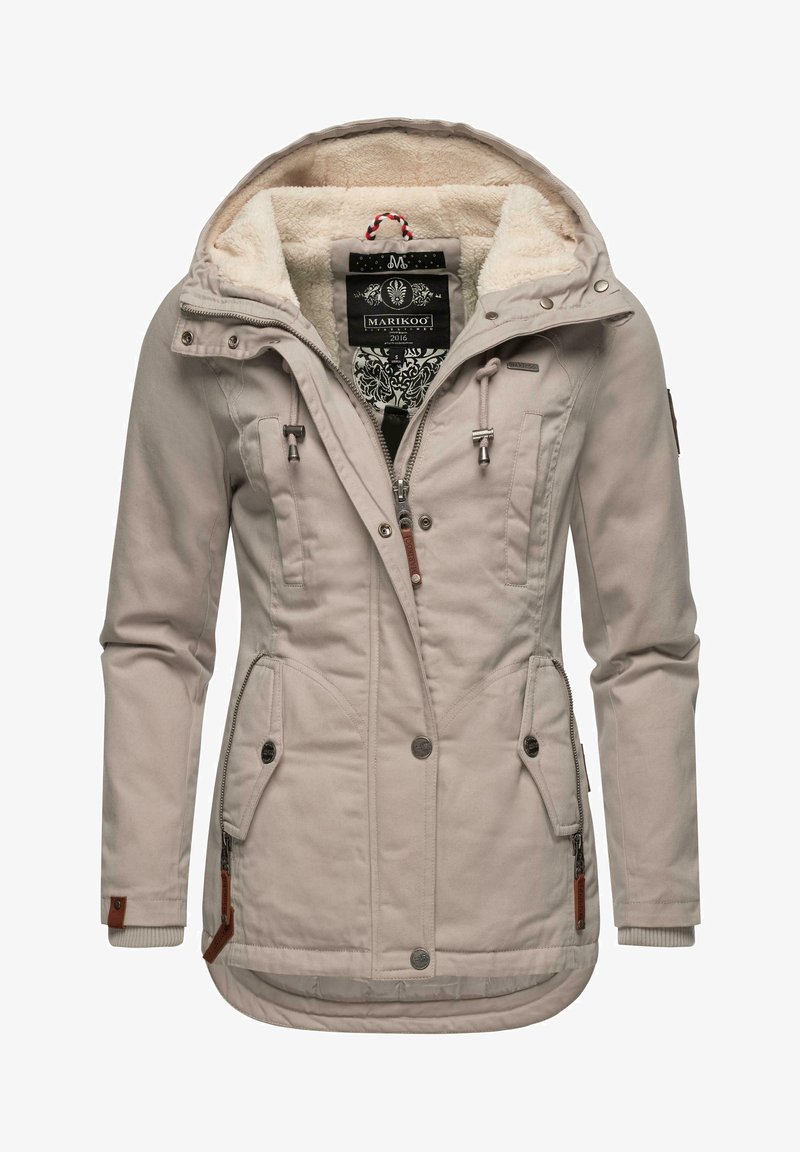 Helle beige Parka mit einer fleecegefütterten Kapuze, Reißverschluss und Druckknopfverschluss, mehreren Taschen und Akzenten aus Leder. Weiche Textur.