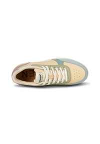 Cremfarbene und grüne Leder-Sneaker mit hellblauen Akzenten, runder Zehenpartie, durchbrochener Verzierung und weißen Schnürsenkeln auf einer strukturierten Korkeinlegesohle.
