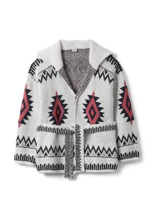 Cárdigan blanco de punto con patrones geométricos en negro y rojo, cuello de chal, dos bolsillos delanteros y cinturón a juego.