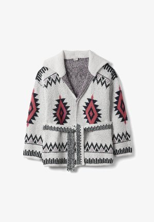 Cárdigan blanco de punto con patrones geométricos en negro y rojo, cuello de chal, dos bolsillos delanteros y cinturón a juego.