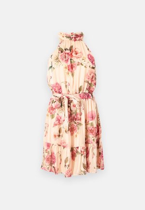 Robe à col halter fleurie en pêche clair avec des roses roses et des feuilles vertes ; jupe à volants avec ceinture à nouer ; tissu léger et texturé.