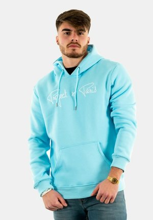 Haut à capuche bleu clair fabriqué en tissu doux, avec une poche frontale, des cordons de serrage réglables et un design en texte blanc. Manches et ourlet ajustés.
