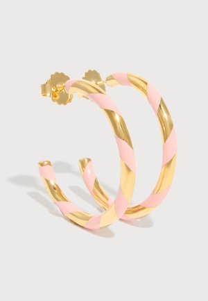 Σκουλαρίκια κρίκοι από χρυσό, στριφογυριστά με ριγέ ροζ παστέλ σμάλτο, απεικονίζονται σε λευκό φόντο με κλείστρα πεταλούδας.
