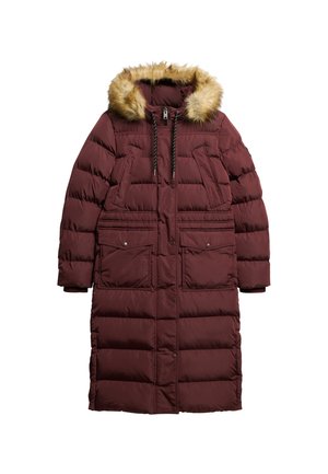 Bordeaux farvet polstret parka-jakke med en pelsforet hætte, lynlåslukning og to store frontlommer. Har et quiltet design for isolering.