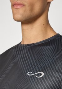 Endless ACE ORBITAL - T-shirt imprimé - titanium