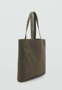Borsa a tote in cotone verde oliva di forma rettangolare, con due manici in tessuto e dettagli di cucitura ben visibili. Senza tasche o chiusure aggiuntive.