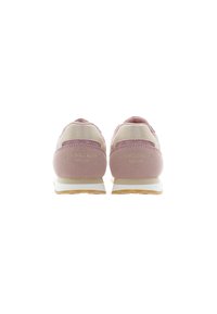 Rosa Wildleder-Sneaker mit einem hellbeigen Akzent. Verfügt über eine strukturierte Ferse und eine weiße Gummisohle. Branding auf der Ferse.