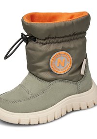 Zelená vycpaná kotníková bota s texturovaným povrchem, oranžovým podšívkou, elastickou šňůrkou a kruhovým logem na boku. Měkká gumová podrážka.