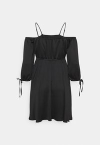Vestido negro con escote bandeja y mangas cortas tipo globo, ajustado en la cintura y con detalles de lazos en los puños de las mangas. Tela suave y ligera con una silueta fluida.