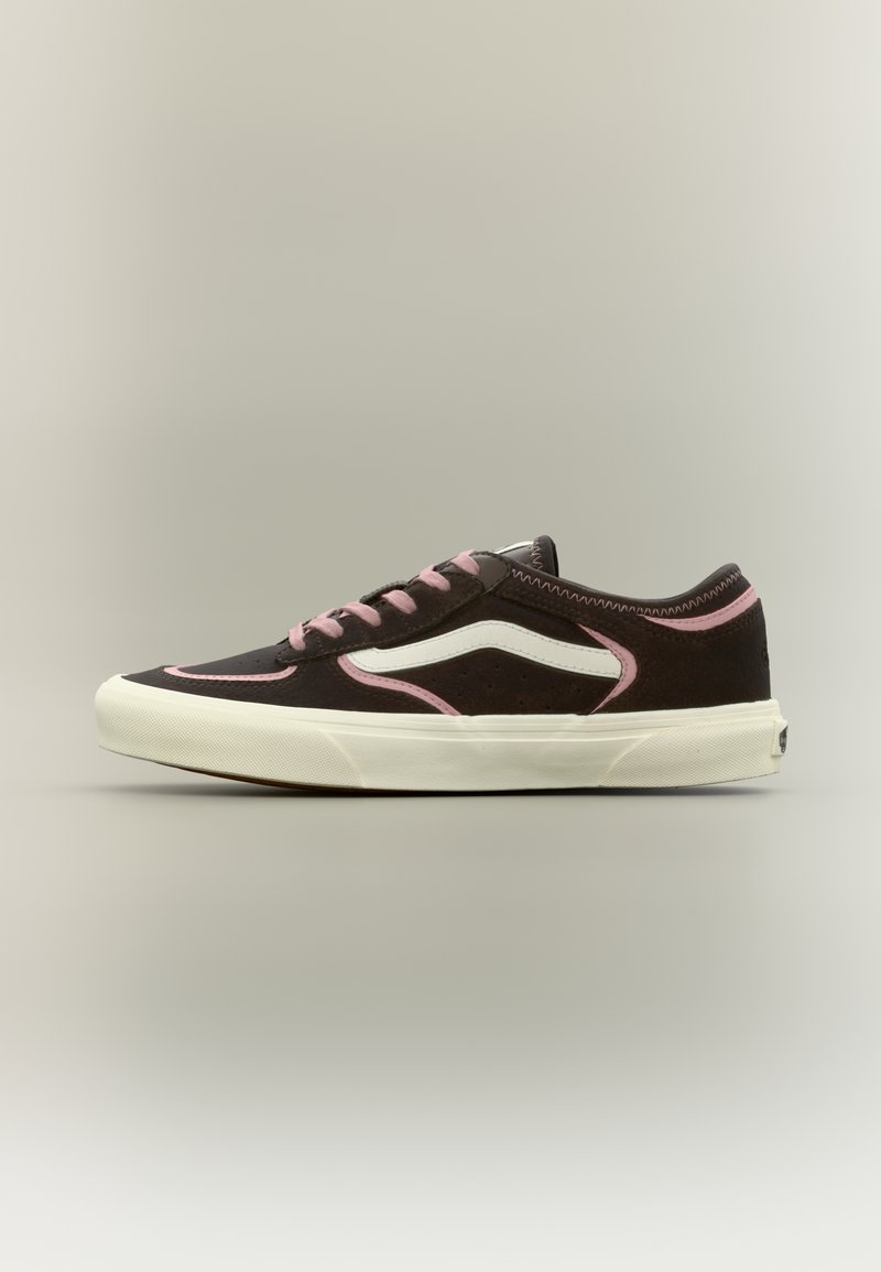 Juoda zomšinė sportbačiai su rožiniais raišteliais, balta šonine juostele ir kreminės spalvos guminėmis padais. Apvalus nosis ir siuvinėtos detalės.