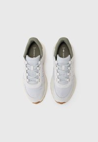 Lacoste ELITE ACTV EVO 225 - Sneakers laag - light grey/khaki