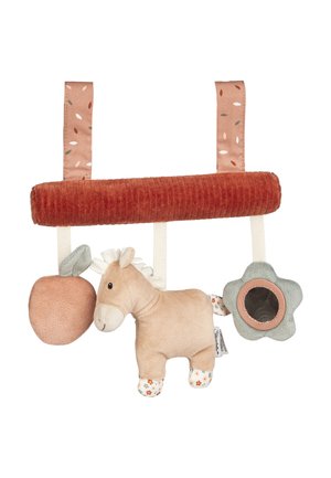 Weiches Plüschtier, das an einer rostfarbenen Cordbar hängt; enthält ein beige Pferd, eine Pfirsichform und eine Blume mit einem Spiegel.