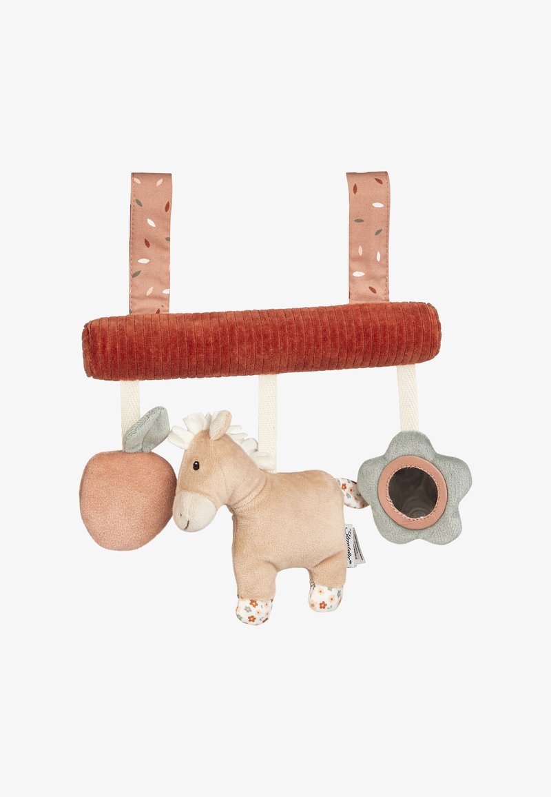 Weiches Plüschtier, das an einer rostfarbenen Cordbar hängt; enthält ein beige Pferd, eine Pfirsichform und eine Blume mit einem Spiegel.