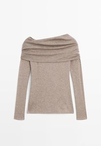 Top lungo beige a spalle scoperte con maniche lunghe, realizzato in tessuto morbido e leggero, con scollatura drappeggiata e silhouette aderente.
