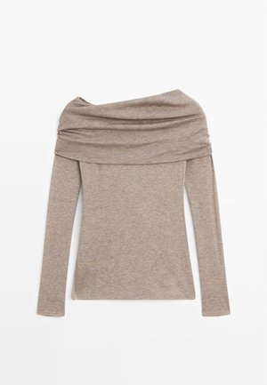 Beige top s dlouhým rukávem a bez ramínek, vyrobený z měkké, lehké látky s draped výstřihem a fitted siluetou.