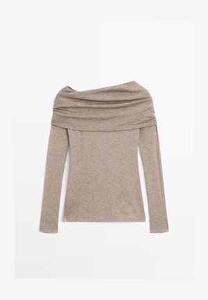 Beige off-shoulder langærmet top lavet af blødt, let stof med en draperet halsudskæring og tætsiddende silhuet.