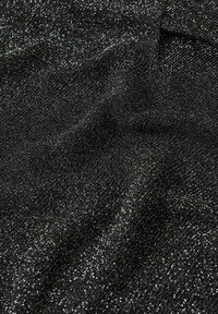 Tessuto nero con una struttura metallica lucente, caratterizzato da minuscole fibre riflettenti che creano un effetto scintillante sull'intera superficie.