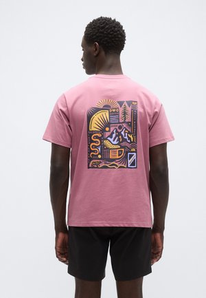 Roza bombažna majica s kratkimi rokavi in sproščenim krojem, na hrbtu z barvnim grafičnim vzorcem, ki vključuje abstraktne oblike in naravne elemente.