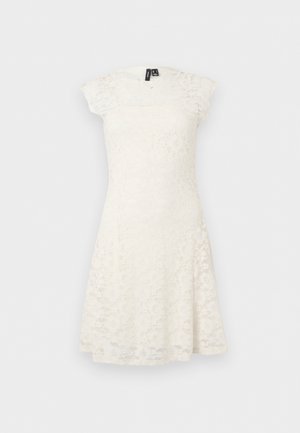 Vestito bianco al ginocchio con maniche ad aletta, sovrapposizione di pizzo floreale e corpetto aderente.