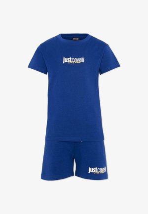 Ensemble t-shirt à manches courtes et short bleu avec logo "Just Cavalli Little Rogue" blanc et jaune imprimé sur le devant.
