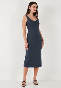Navy blue sleeveless midi mekko, joka on valmistettu sileästä kankaasta ja jossa on istuva siluetti sekä hienovarainen venyvyys mukavuuden takaamiseksi. Yksinkertainen muotoilu, ilman kuvioita.