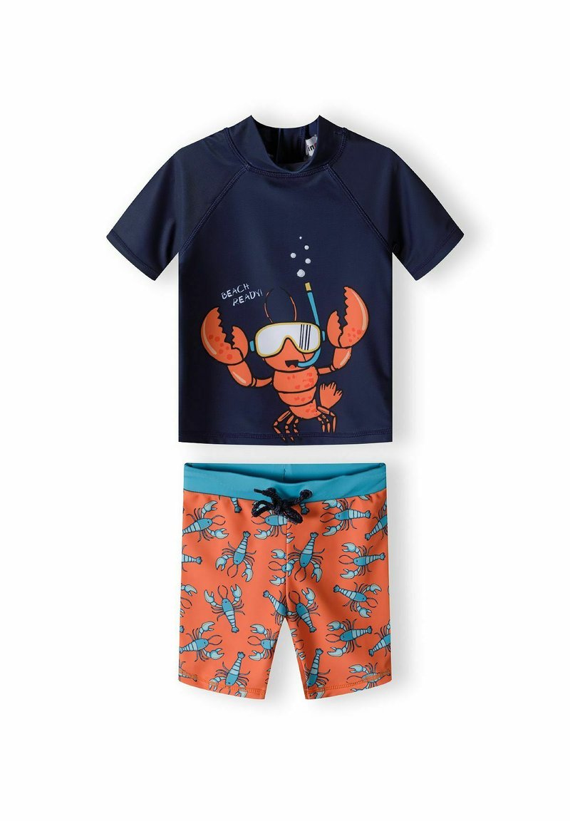 Haut de maillot de bain à manches courtes bleu marine avec un graphique de homard et le texte "PRÊT POUR LA PLAGE", associé à un short de bain orange orné de homards bleus.