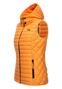 Gilet arancione trapuntato senza maniche con cappuccio, dotato di zip nera e dettagli in contrasto. Include due tasche laterali con zip per riporre oggetti.