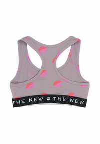 Svetlošedý športový top s ružovým potlačou pier, strih racerback a čierny elastický pás s bielym nápisom "THE NEW".