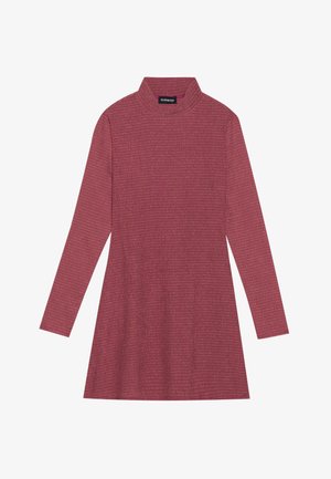 Langermet kjole i teksturert burgunderstoff, med høy hals og en utsvingt silhuett, med subtil ribbeverksdetaljering gjennom hele.