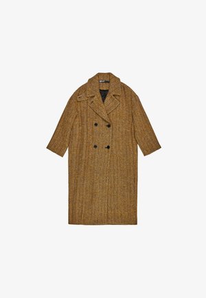 Abrigo de diseño de espiga marrón con doble botonadura, cuello con muescas y mangas de longitud media. Tela de punto texturizada, con bolsillos laterales.