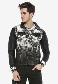 Schwarze Jeansjacke mit einem weißen grafischen Druck und komplizierten Mustern, Druckknöpfen und kontrastierenden Lederärmeln.