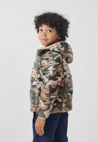 Camouflage donsjack met capuchon, met groene, bruine en crèmekleurige patronen, doorgestikte textuur en een logopatch op de mouw.