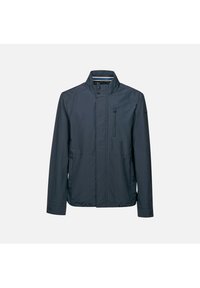 Donker marineblauwe lichtgewicht jas met een hoge kraag, frontale rits en twee zijzakken. Glad materiaal met minimale stikdetails.