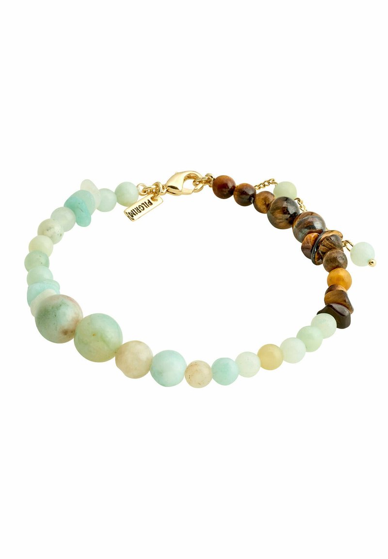 Bracelet en perles composé d'un mélange de pierres vert clair, marron et beige, avec un fermoir doré et une étiquette de logo. Texture lisse, forme arrondie.