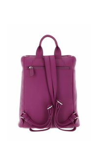 Sac à dos en cuir violet avec deux poignées sur le dessus, des bretelles ajustables, une poche zippée à l'avant et une finition lisse. Fermeture éclair en haut.