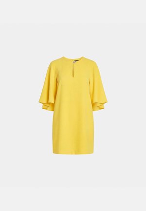 Vestito giallo brillante fino al ginocchio con maniche svasate a tre quarti, scollo rotondo e piccolo foro frontale con chiusura a bottone.