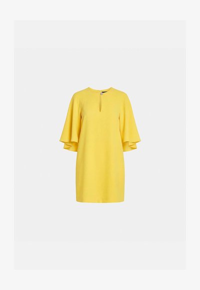 Robe jaune vif longueur genou avec manches évasées trois quarts, encolure ronde et petite ouverture en forme de goutte à l'avant avec fermeture à bouton.